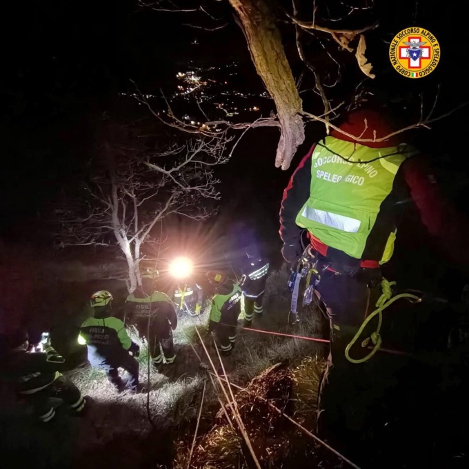 Si accendono un fuoco per scaldarsi dopo essersi persi sul Monte Aiona: trovati dal Soccorso Alpino