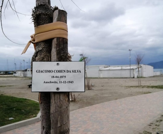 Ripulita la targa imbrattata con una svastica