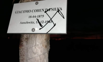 Una svastica al Parco della Memoria di Chiavari