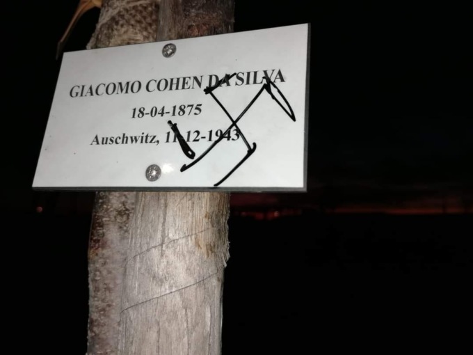 Una svastica al Parco della Memoria di Chiavari