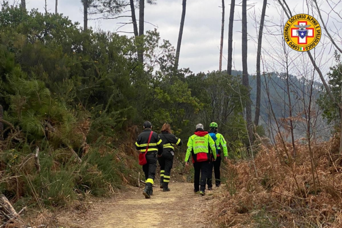 Il cane finisce in un fosso. Grida di aiuto di un cacciatore e parte la macchina dei soccorsi