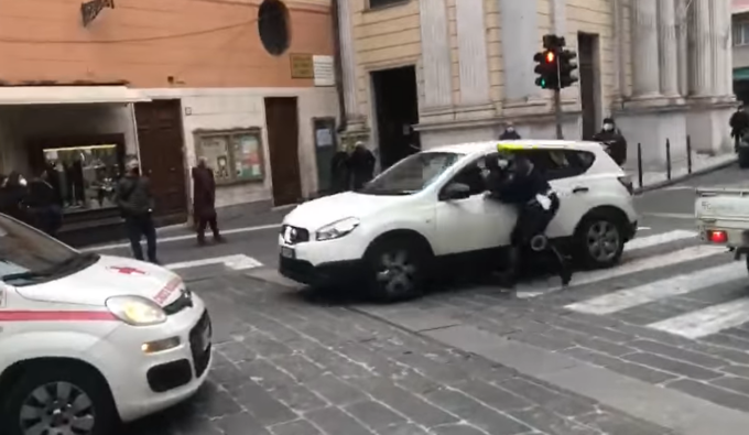 Scena da film in centro a Rapallo. Vigile urbano si aggrappa all’auto in fuga
