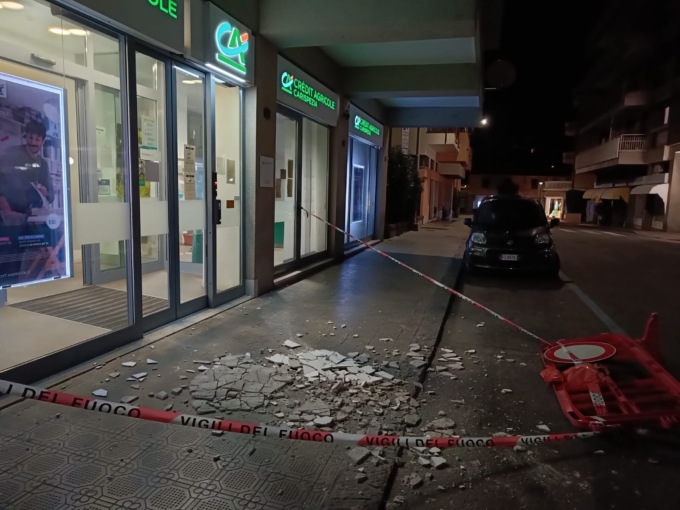 Cadono calcinacci su piazza Aldo Moro, area transennata
