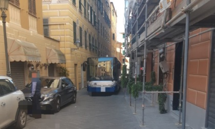 Autobus incastrato a Camogli