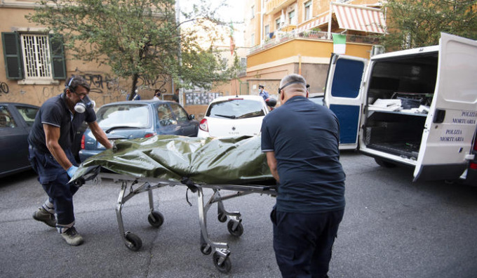 Muore in casa a 67 anni: i vicini sigillano la porta per non sentire l’odore