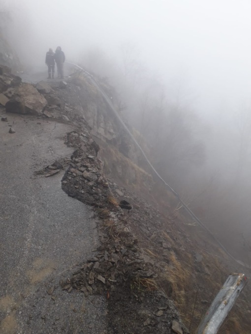 Crolla la strada per Pentema, dieci anziani isolati