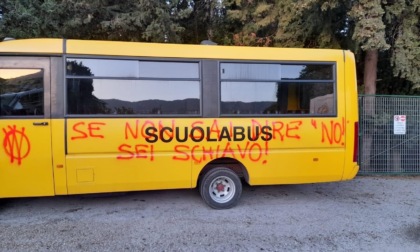Imbrattati dai No-Vax gli scuolabus di Chiavari