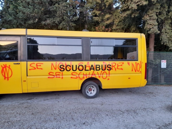 Imbrattati dai No-Vax gli scuolabus di Chiavari