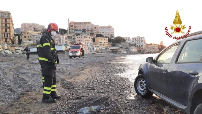 Parcheggia l’auto sull’arenile, al salire della marea rimane bloccato