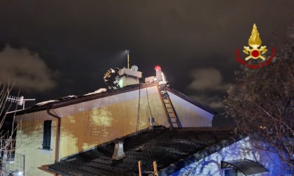 Incendio in via Costa dei Landò, in fiamme il tetto di un'abitazione