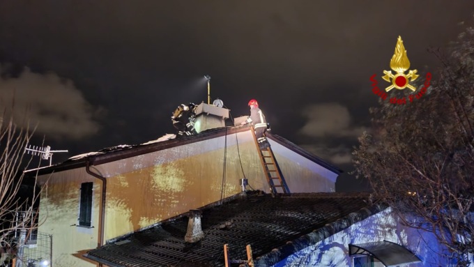 Incendio in via Costa dei Landò, in fiamme il tetto di un’abitazione