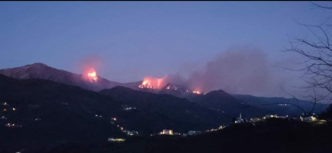 Incendio sul Ramaceto, operazioni complicate dal vento