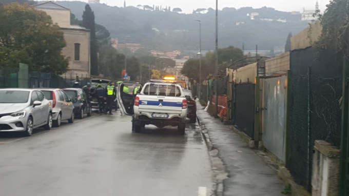 Incidente in viale San Pio X, auto finisce contro una cancellata