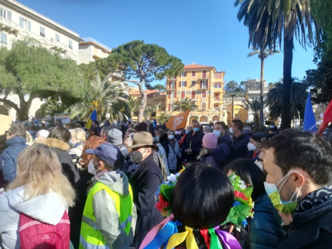 “Mai più avremmo pensato di scendere in piazza per la guerra”