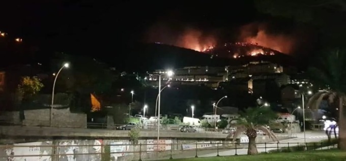 Incendio sulle alture tra Genova Nervi e Recco
