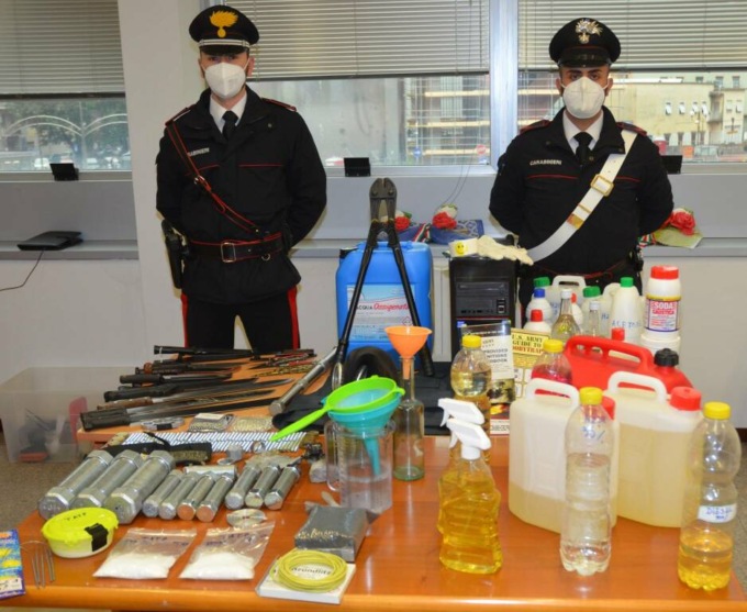 Arrestato “bombarolo” 20enne: fabbricava ordigni nella ex Casa del Fascio