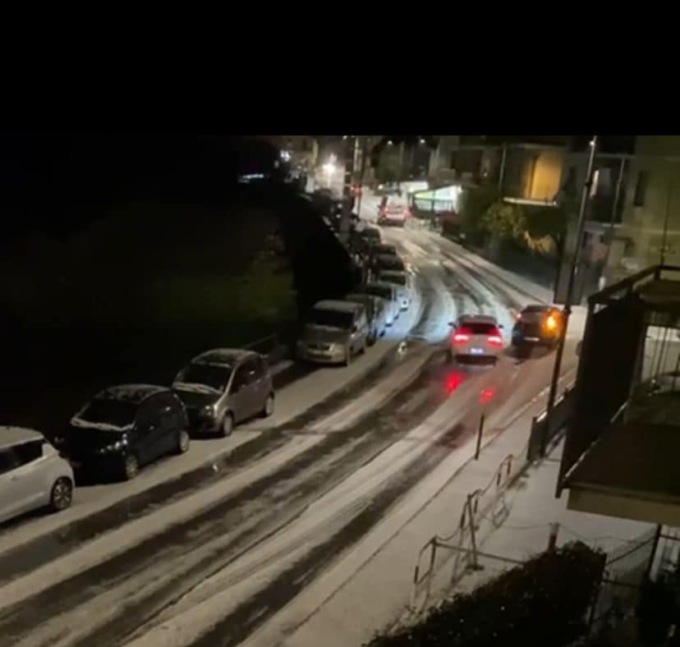 Forte grandinata a Rapallo, strade imbiancate