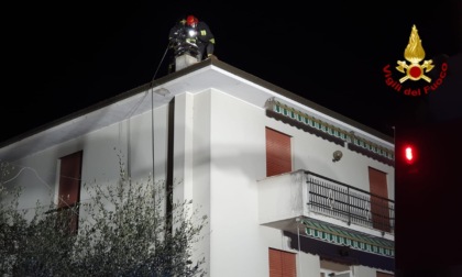 Vigili del fuoco in azione nella notte per l'incendio di una canna fumaria