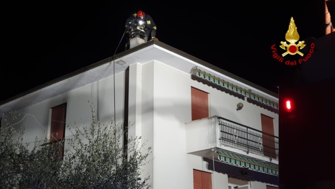 Vigili del fuoco in azione nella notte per l’incendio di una canna fumaria