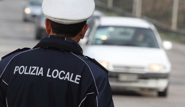 Guida il carro funebre ubriaco e tampona uno scooter: patente ritirata