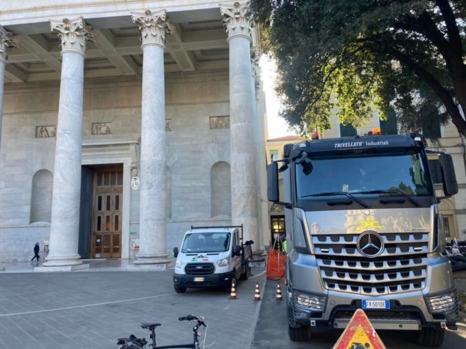 Canali, intervento in corso sotto il pronao della cattedrale