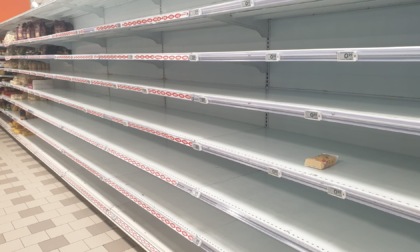 Guerra e caro gasolio: supermercati e benzinai presi d'assalto