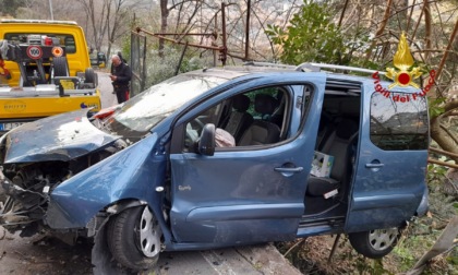 In bilico sulla scarpata, l'intervento dei vigili del fuoco