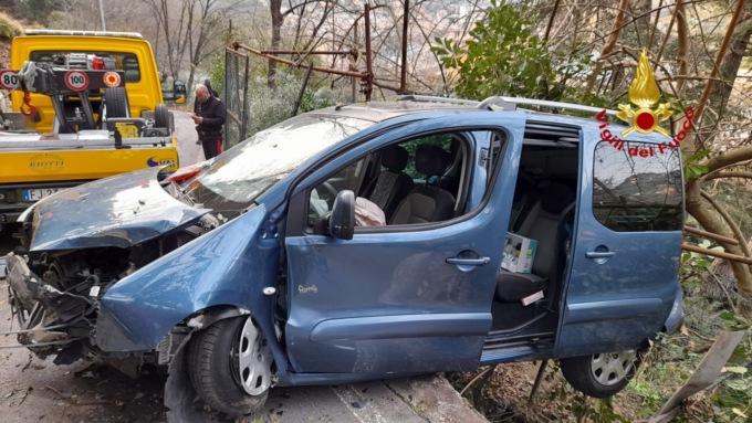 In bilico sulla scarpata, l’intervento dei vigili del fuoco