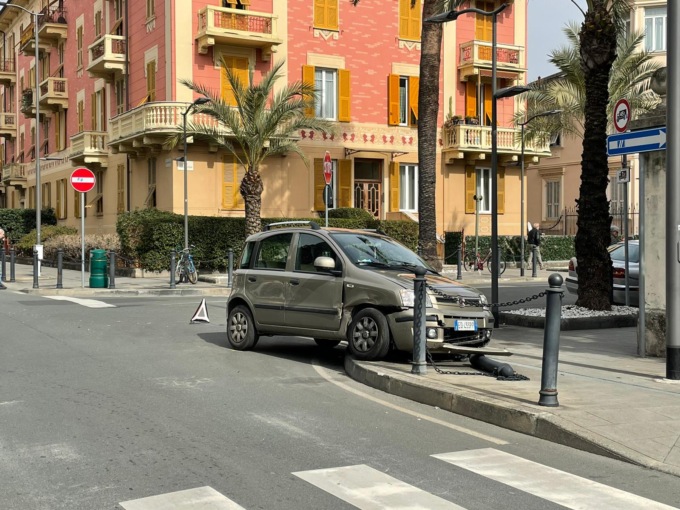 Auto sale sul marciapiede abbattendo paletti e catena di protezione