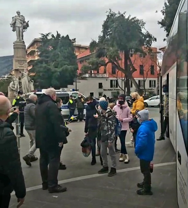 Arrivato a Chiavari il pulmann con i profughi ucraini