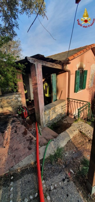 Incendio in un’abitazione: muoiono tre cagnolini