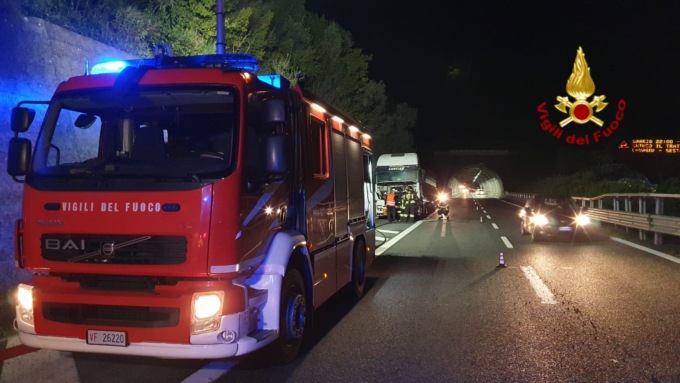 Autocarro prende fuoco sull’A12