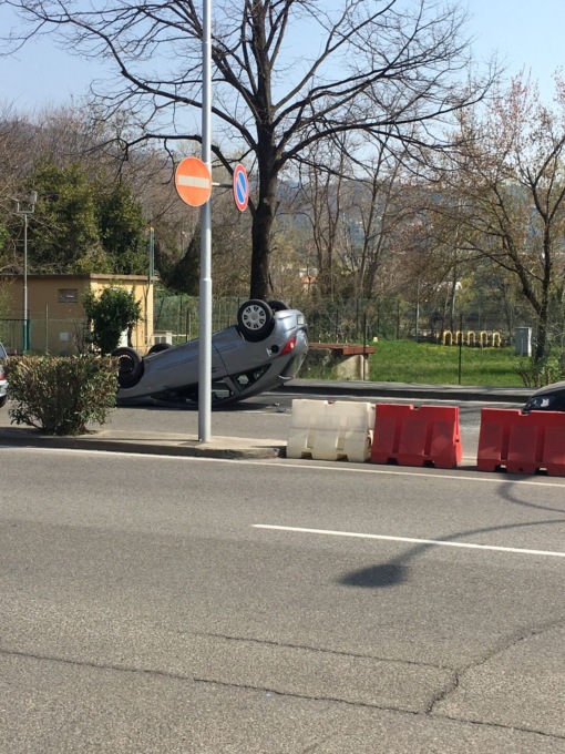 Incidente in viale Kasman, auto ribaltata