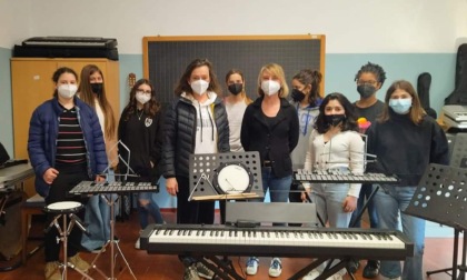 L’associazione Il barattino dona strumenti musicali alla scuola