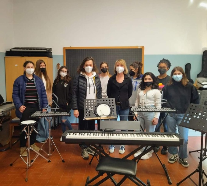 L’associazione Il barattino dona strumenti musicali alla scuola