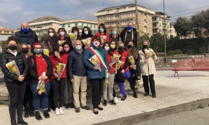 Due nuove panchine rosse donate da Conad