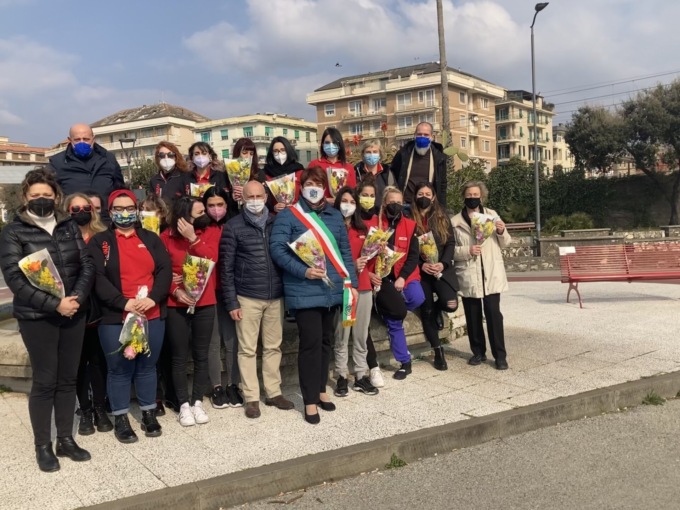 Due nuove panchine rosse donate da Conad