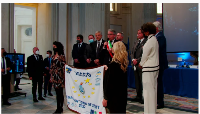 Consegnata al sindaco Gandolfo la bandiera di Comune Europeo dello Sport 2022