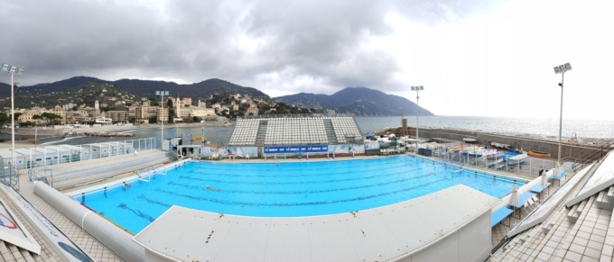 Recco, montata a tempo di record la nuova tribuna della piscina