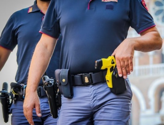 Taser in dotazione permanente alla Polizia