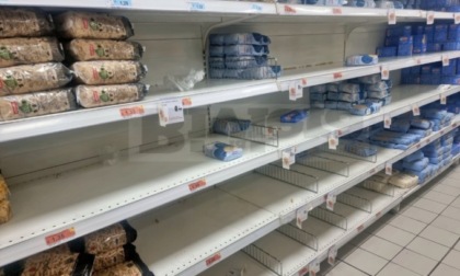 Come con il Covid: scaffali dei supermercati vuoti e benzinai presi d'assalto
