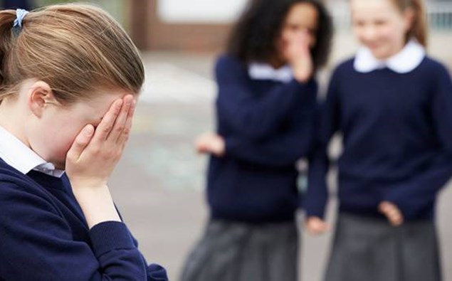 Studentessa presa di mira dai compagni perchè russa