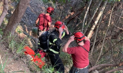 Tenta di spegnere incendio e finisce nel dirupo