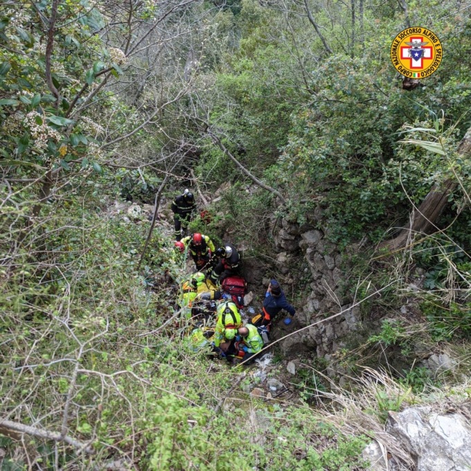Fa un volo di 8 metri, biker portato al San Martino in codice rosso