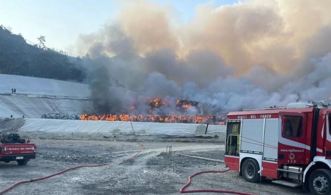 Incendio a Scarpino, monitorata la qualità dell’aria