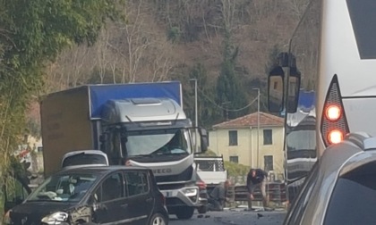 Incidente sulla strada statale 225, coinvolti un autocarro e un’autovettura