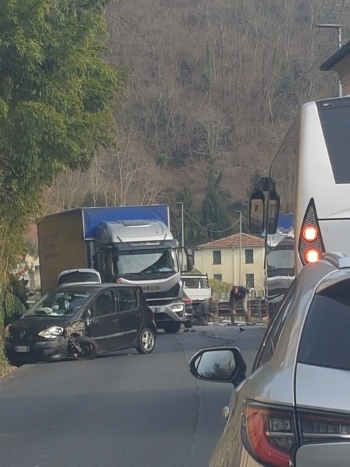 Incidente sulla strada statale 225, coinvolti un autocarro e un’autovettura