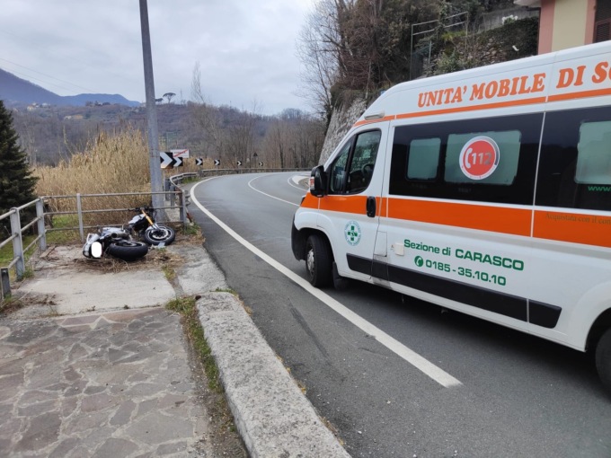 Perde il controllo della moto e finisce all’ospedale