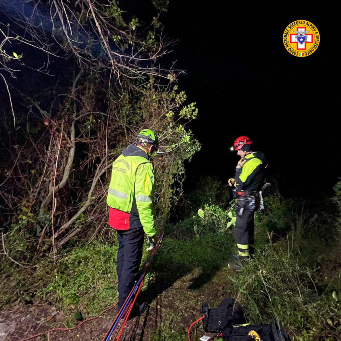 Turista bloccato sugli scogli salvato grazie ai social
