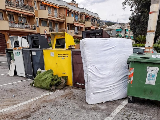 Abbandona un materasso, denunciato